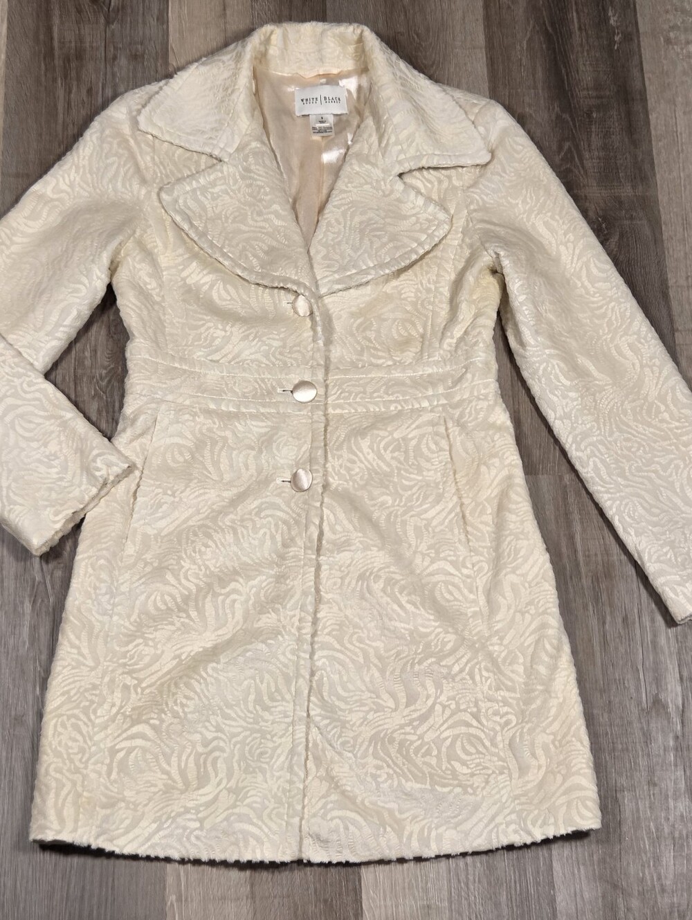 Ivory White House Black Market damask/matelassé Coat Size Small